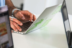 Ein Mann arbeitet am Laptop